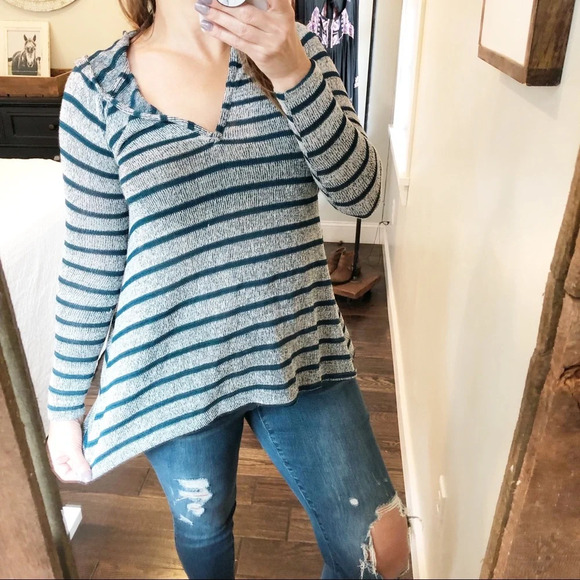 BDG Urban Outfitters small hooded cozy sweatshirt - Picture 2 of 5